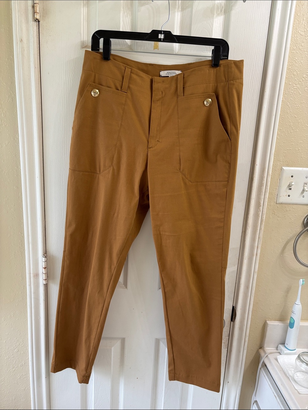 Dorothee Schumacher Women's Tan taper leg Pant. Preowned in excellent condition